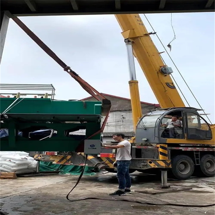 三都镇建筑工地吊装